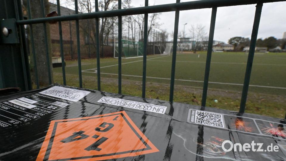 Ein zwölfjähriger Junge ist in Potsdam auf einem Sportplatz vermutlich durch einen Kugelbomben-Blindgänger schwer verletzt worden. Bild: Michael Bahlo/dpa