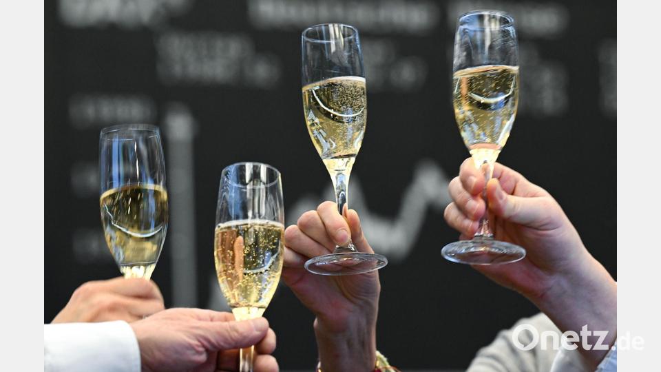 Kursgewinne bei Aktien und Fonds haben vielen Menschen reicher gemacht. (Symbolbild) Bild: Arne Dedert/dpa