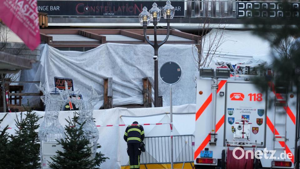 Ein Feuerwehrmann beobachtet die abgeriegelte Bar Le Constellation, in der ein verheerendes Feuer während der Silvesterfeierlichkeiten Tote und Verletzte forderte. Bild: Antonio Calanni/AP/dpa