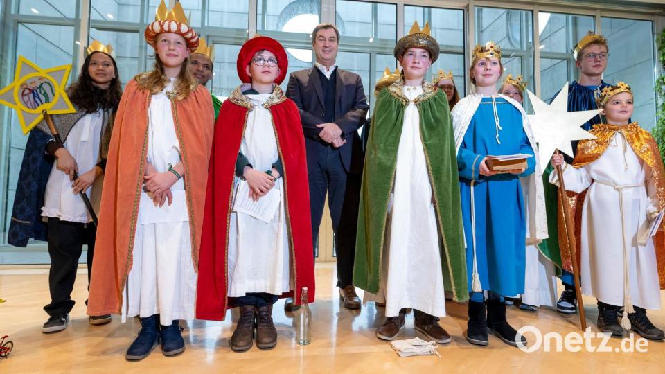 Auch Politiker bekommen Besuch von den Sternsingern - wie etwa Ministerpräsident Söder Anfang 2024 in seiner Staatskanzlei. (Archivbild) Bild: Peter Kneffel/dpa
