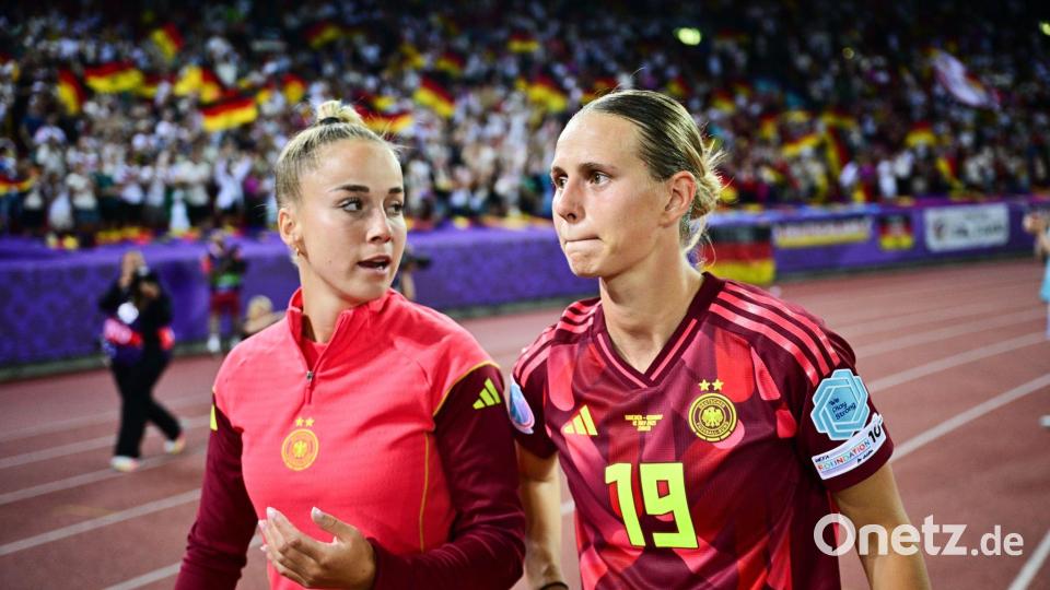 Kapitänin Giulia Gwinn und Klara Bühl: Die WM 2027 schon im Blick. (Archivbild) Bild: Sebastian Christoph Gollnow/dpa