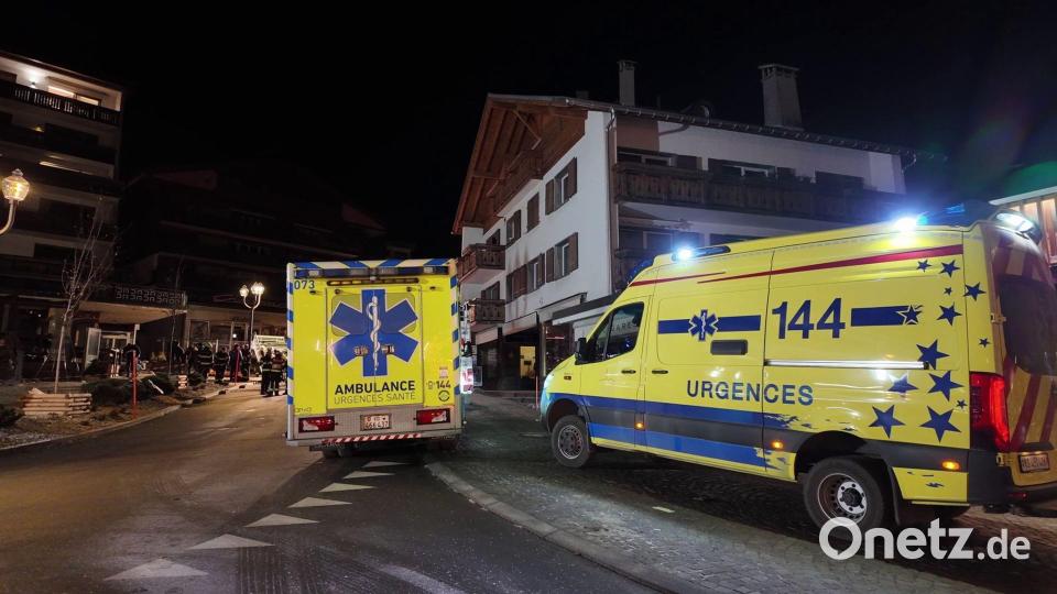Viele Verletzte wurden in der Silvesternacht in Crans-Montana mit Rettungswagen in Kliniken gebracht. Bild: Kantonspolizei Wallis/dpa