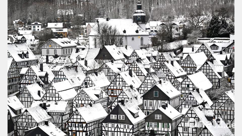 Winter-Wunderland: Schnee liegt auf den Dächern der historischen Altstadt von Freudenberg. Bild: Federico Gambarini/dpa