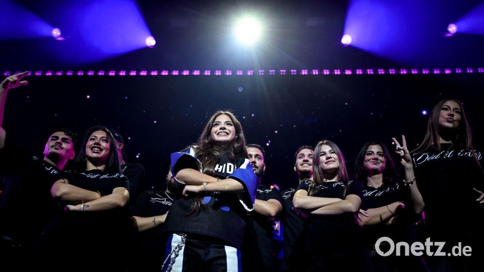 Die Rapperin ist zusammen mit Mitgliedern ihrer Tanzschule Lunatix aufgetreten. Bild: Britta Pedersen/dpa