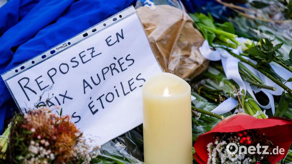 „Ruhet in Frieden bei den Sternen“, steht auf einer Botschaft am Brandort. Bild: Jean-Christophe Bott/KEYSTONE/dpa