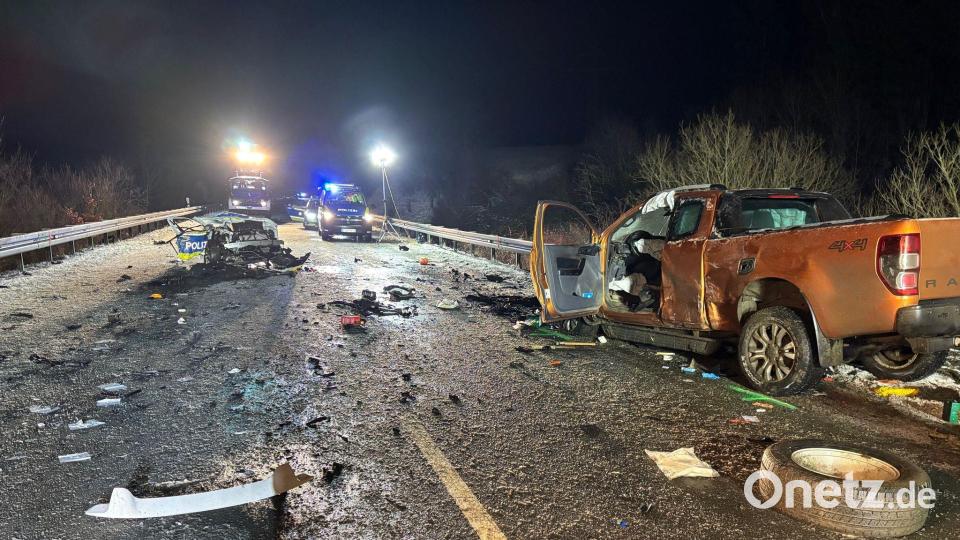 Mehrere Trümmer lagen auf der Bundesstraße. Bild: -/PP Oberfranken/dpa