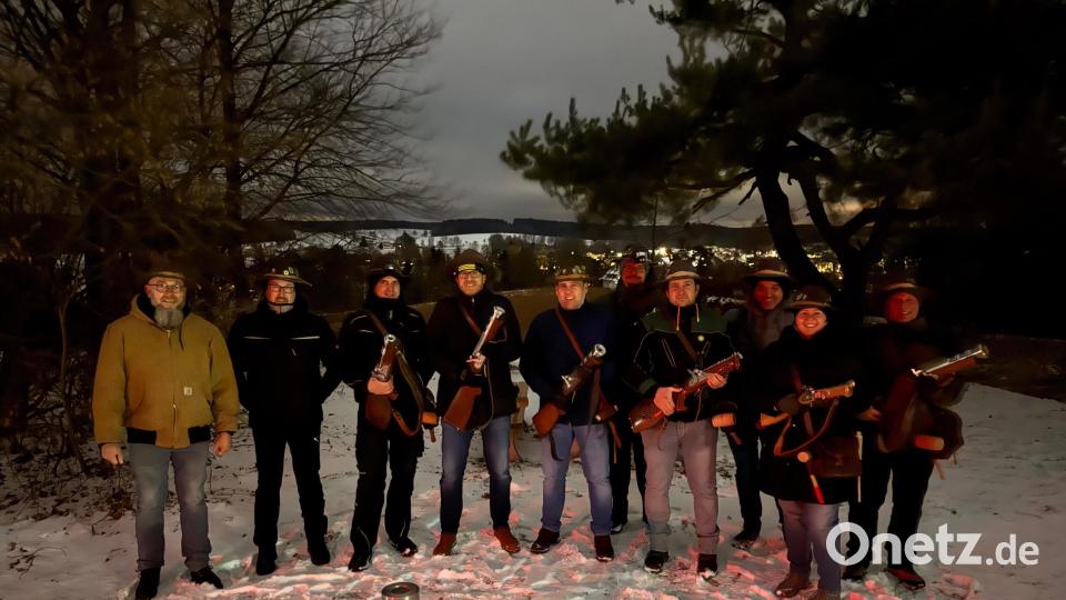 Das Kommando der Böllerschützen übernahm Schützenmeister Thomas Ziegler (links). Bild: Carolin Karl