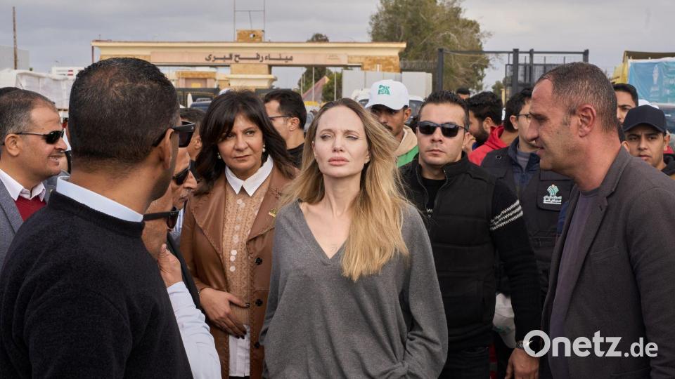 Angelina Jolie informierte sich am ägyptischen Grenzübergang Rafah über Hilfsmaßnahmen für den Gazastreifen. Bild: Mohammed Arafat/AP/dpa