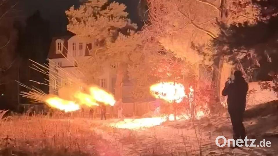 Mit Feuerblumen begrüßt die Böllerabordnung das neue Jahr. Bild: Carolin Karl