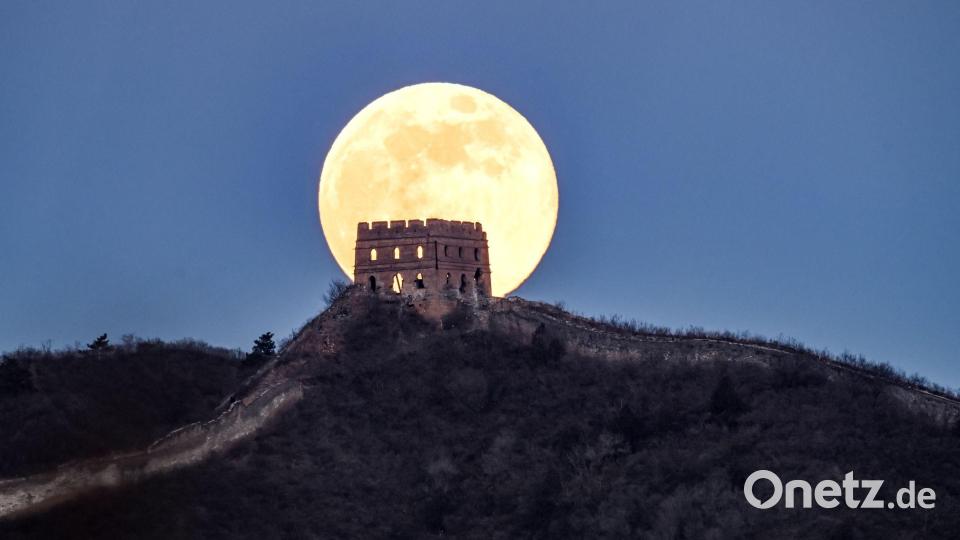 Der erste Vollmond des Jahres über dem Panlongshan-Abschnitt,  der Großen Mauer in der chinesischen Hauptstadt Peking, zu sehen. Der erste Vollmond des Jahres wird auch "Wolfsmond" genannt. Bild: Chen Yehua/XinHua/dpa