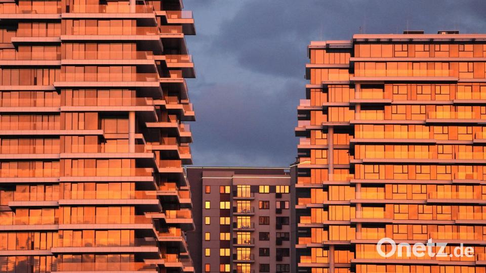 Neu errichtete Gebäude, die Teil des Belgrade Waterfront-Projekts sind, sind bei Sonnenuntergang in Belgrad zu sehen. Bild: Darko Vojinovic/AP/dpa