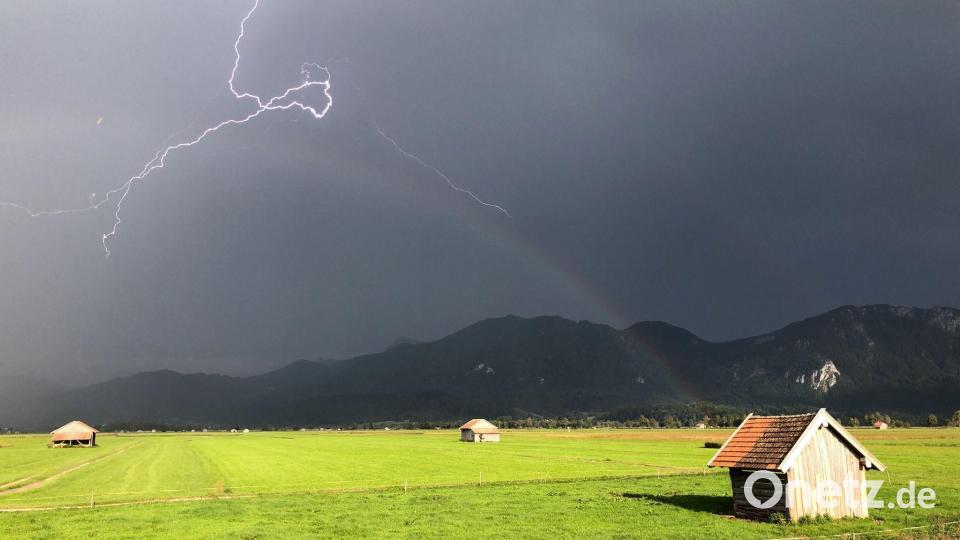 In Bayern blitzte es 2025 sehr viel weniger - und trotzdem öfter als in allen anderen Bundesländern. (Archivbild) Bild: Valentin Gensch/dpa/dpa-tmn