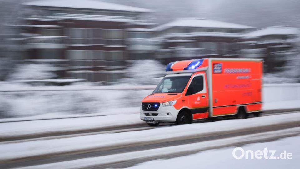 Schnee, Glätte und Kälte - der Wintereinbruch hat vielerorts in Deutschland den Verkehr behindert und Reisepläne durchkreuzt Bild: Christian Charisius/dpa