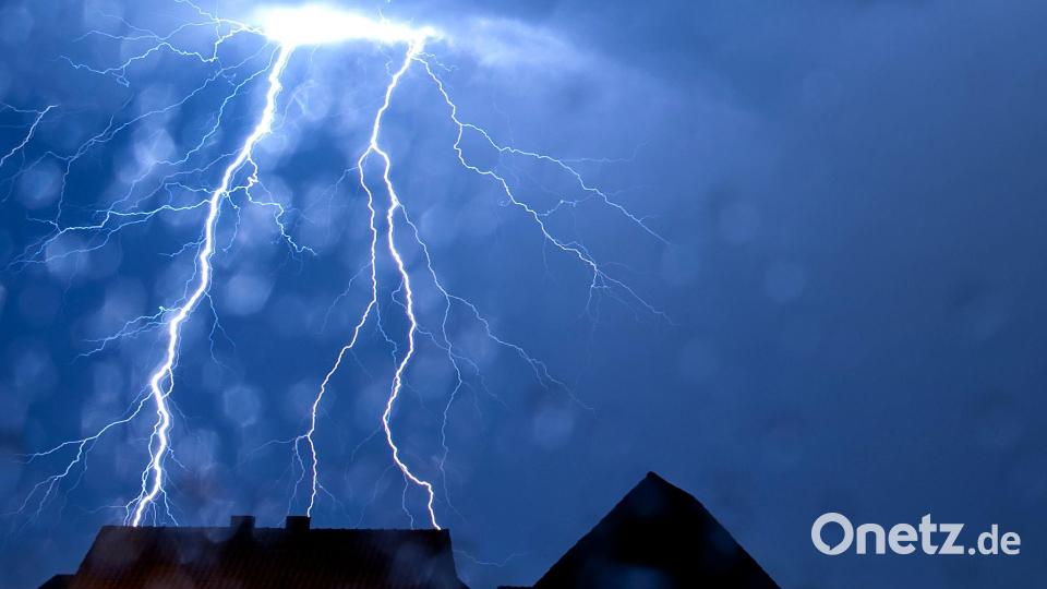 Die meisten Blitze gibt es im Sommer. (Archivbild) Bild: Thomas Rensinghoff/dpa