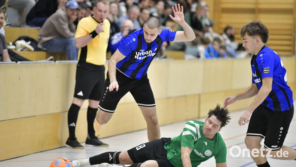 Ein packendes Finale lieferten sich die SpVgg SV Weiden (blaue Trikots) und der SV Fortuna Regensburg. Bild: Hubert Ziegler