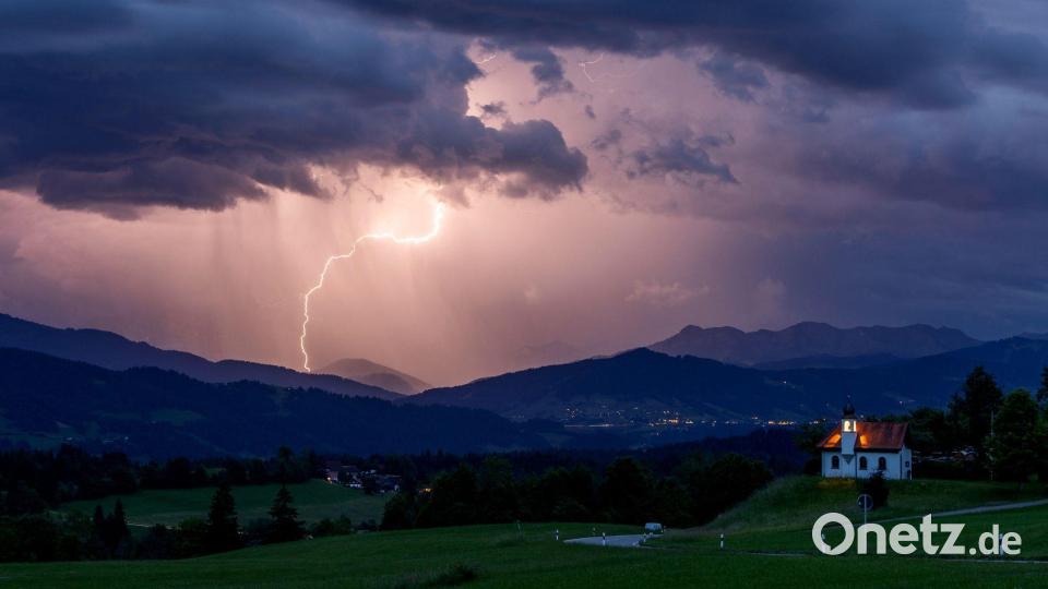 Typischerweise gibt es gerade in Alpennähe besonders viele Blitze. (Archivbild) Bild: Jan Eifert/dpa