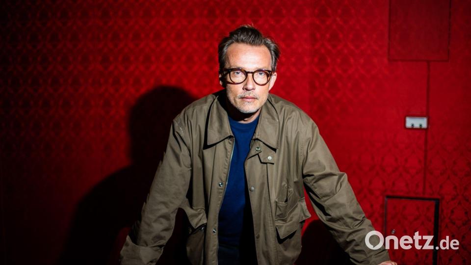 Lucas Gregorowicz ist in der zweiten Staffel von „Oderbruch“ zu sehen. (Archivbild) Bild: Christoph Soeder/dpa