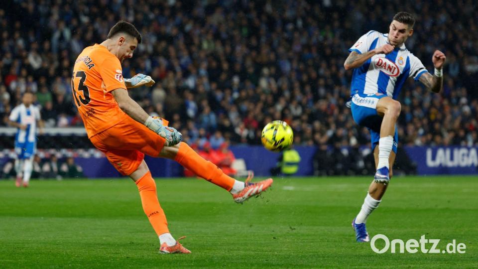 Torwart Joan Garcia rettete für den FC Barcelona mehrmals gegen seinen Ex-Club Espanyol. Bild: Joan Monfort/AP/dpa