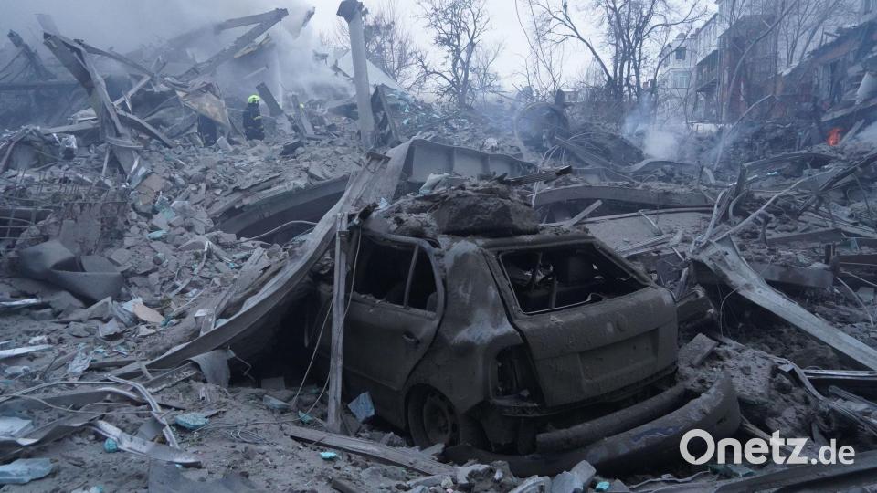 Rettungskräfte löschen einen Brand nach einem russischen Raketenangriff in Charkiw. Bild: Andrii Marienko/AP/dpa