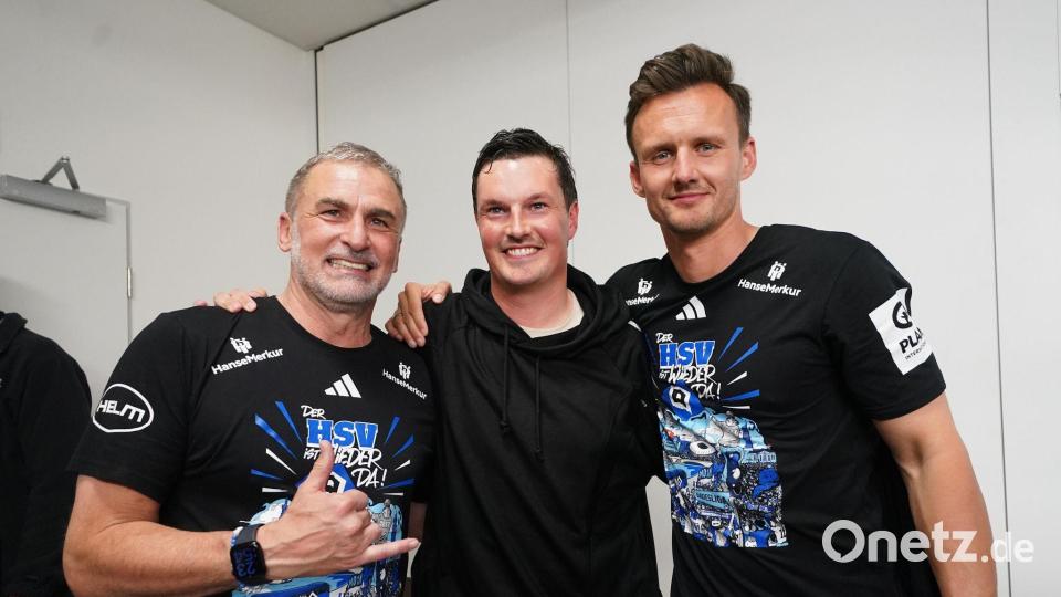 Hamburgs früherer Sportvorstand Stefan Kuntz (l-r), HSV-Trainer Merlin Polzin und Sportdirektor Claus Costa feiern den Bundesliga-Aufstieg. (Archivbild) Bild: Marcus Brandt/dpa