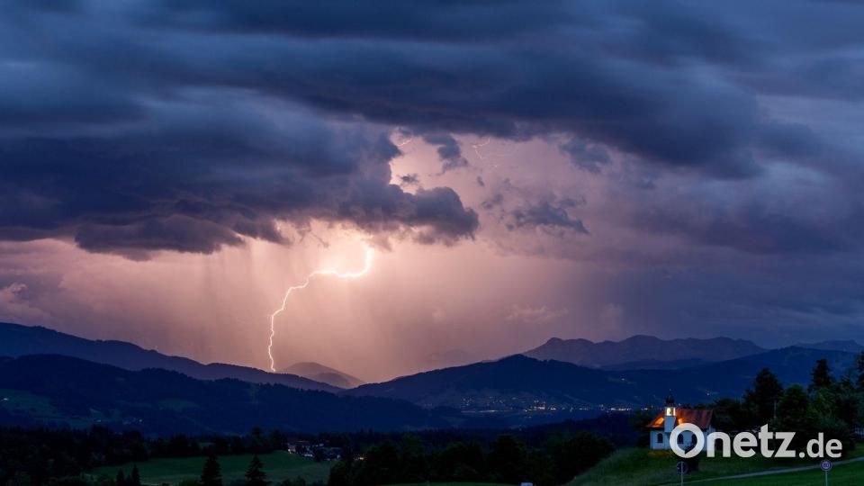 Am Alpenrand blitzt es meist besonders oft. (Archivbild) Bild: Jan Eifert/dpa