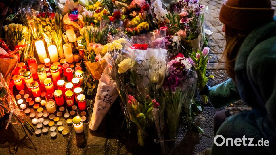 Eine Frau legt Blumen in der Nähe des Ortes nieder, an dem während der Neujahrsfeierlichkeiten in der Bar und Lounge „Le Constellation“ in Crans-Montana ein Brand ausgebrochen war, der Todesopfer und Verletzte forderte. Bild: Jean-Christophe Bott/KEYSTONE/dpa