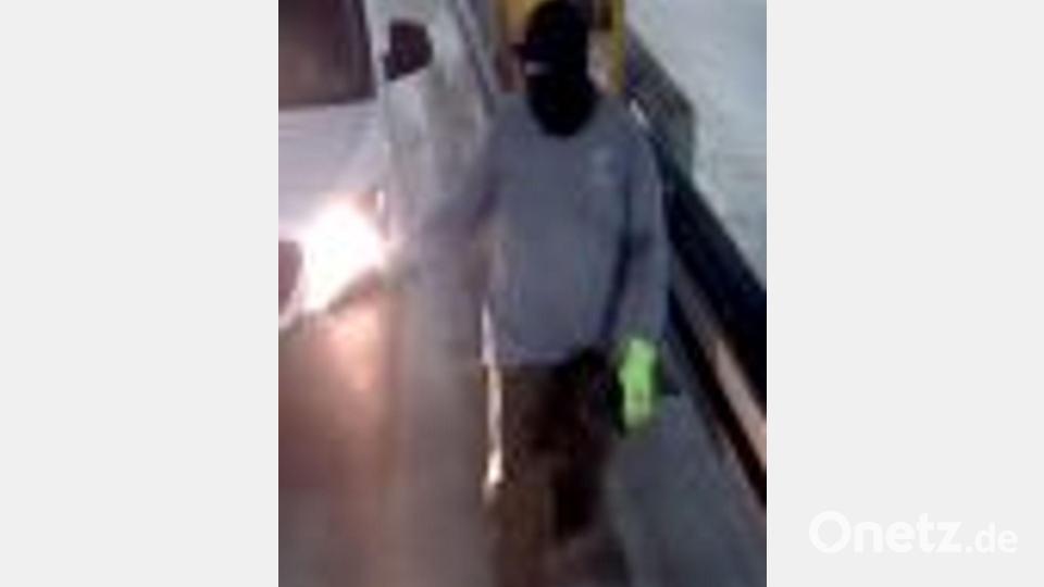 Einer der Maskierten trug grüne Handschuhe. Bild: -/Polizei NRW/dpa