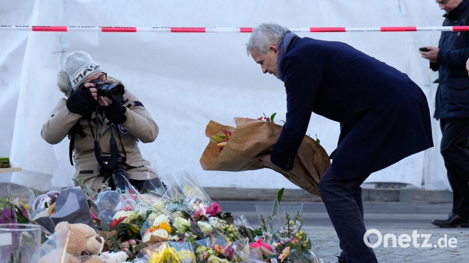 Der Justizminister gedenkt der Opfer in Crans-Montana. Bild: Baz Ratner/AP/dpa