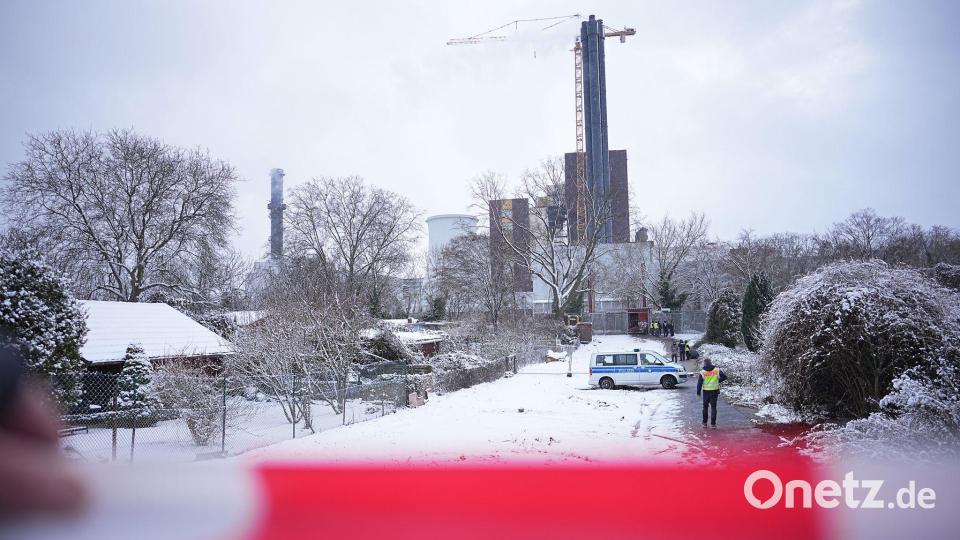 Ein Einsatzfahrzeug der Polizei steht an der Brandstelle einer Kabelbrücke vor dem Kraftwerk Lichterfelde. Nach dem Brand einer Kabelbrücke ist im Südwesten Berlins für 50.000 Haushalte und 2.000 Gewerbebetriebe der Strom ausgefallen. Bild: Michael Kappeler/dpa