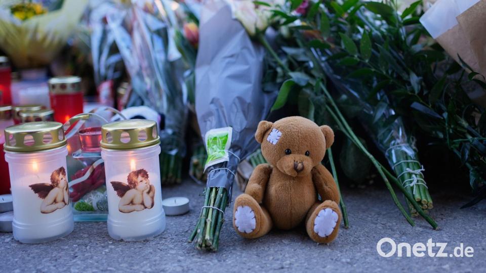 Ein Meer aus Kerzen, Blumen und Stofftieren erinnert an die Opfer. Bild: Baz Ratner/AP/dpa