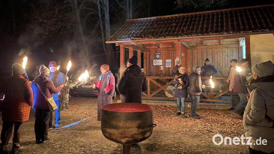 Bevor man sich auf den Heimweg nach Ebermannsdorf machte, gab es zur Stärkung im fahlen Fackellicht am Köhlerplatz dampfenden Glühwein und Köhlergulasch. Bild: bö
