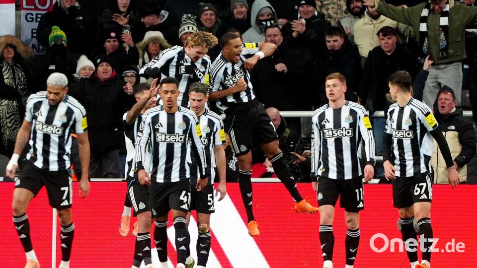 Nick Woltemade und Malick Thiaw (hinten) bejubeln das 2:0 von Newcastle. Bild: Owen Humphreys/PA Wire/dpa
