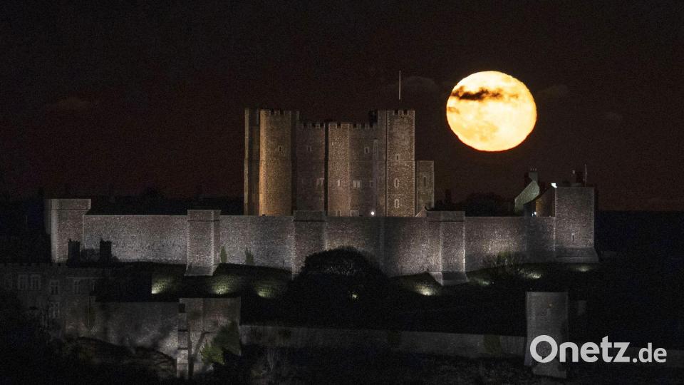 Blick auf den Vollmond, der über dem Dover Castle in Kent aufgeht. Bild: Gareth Fuller/PA Wire/dpa