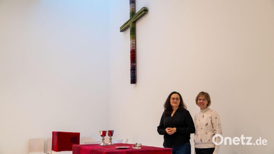 Pfarrerin Stefanie Lauterbach (l) und Prädikantin Eva-Maria Mauerer stehen am Altar im Innenraum der neuen Kirche. Bild: Pia Bayer/dpa