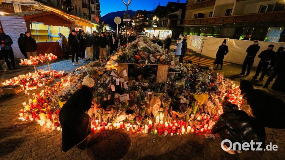 Kerzen, Blumen und Botschaften erinnern an die getöteten jungen Menschen. Bild: Baz Ratner/AP/dpa
