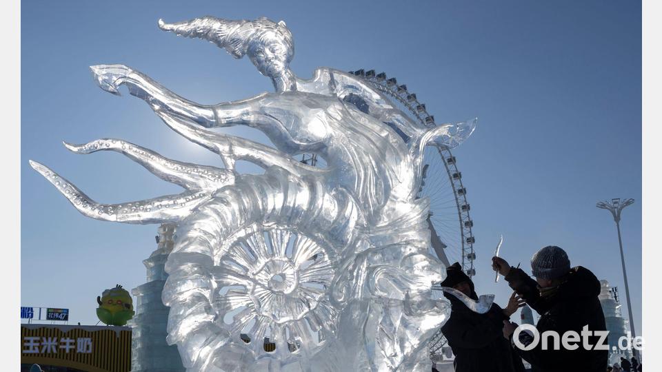 Teilnehmer legen letzte Hand an ihr Werk für den Eisskulpturenwettbewerb beim jährlichen Eis- und Schneefestival in Harbin in der chinesischen Provinz Heilongjiang. Bild: Ng Han Guan/AP/dpa