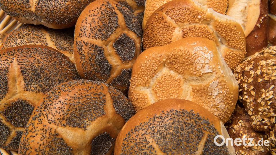 Nach dem Arbeitszeitgesetz dürfen Bäckereien bisher an Sonn- und Feiertagen bis zu drei Stunden Backwaren herstellen und liefern. (Symbolbild) Bild: Peter Kneffel/dpa