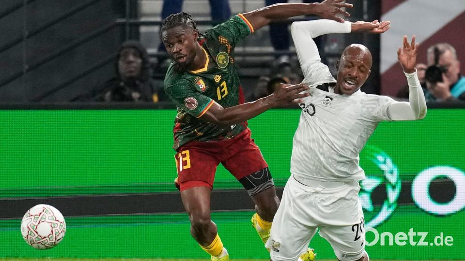 Kamerun um Darlin Yongwa (l) setzte sich gegen Südafrika um Khuliso Mudau durch. Bild: Themba Hadebe/AP/dpa