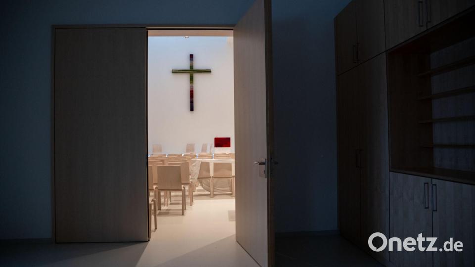 Ein Kreuz im Innenraum der neuen Kirche lenkt den Blick auf das Wesentliche. Bild: Pia Bayer/dpa