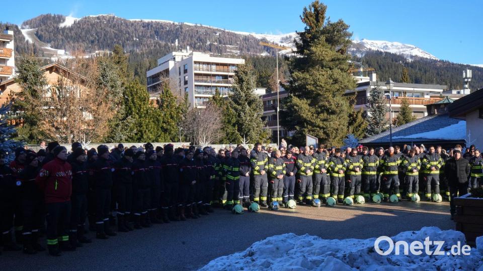 Viele Menschen kamen zusammen, um der Opfer der Brandkatastrophe zu gedenken. Bild: Antonio Calanni/AP/dpa