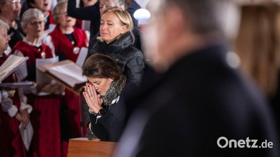 Trauer um die Opfer des Brandes in der Silvesternacht: Menschen beten während der Sonntagsmesse in der katholischen Kapelle Saint-Christophe. Bild: Jean-Christophe Bott/KEYSTONE/dpa
