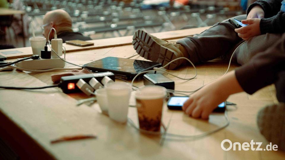 Viele kommen hierher, um ihr Handy zu laden oder eine warme Mahlzeit zu bekommen. Bild: Carsten Koall/dpa