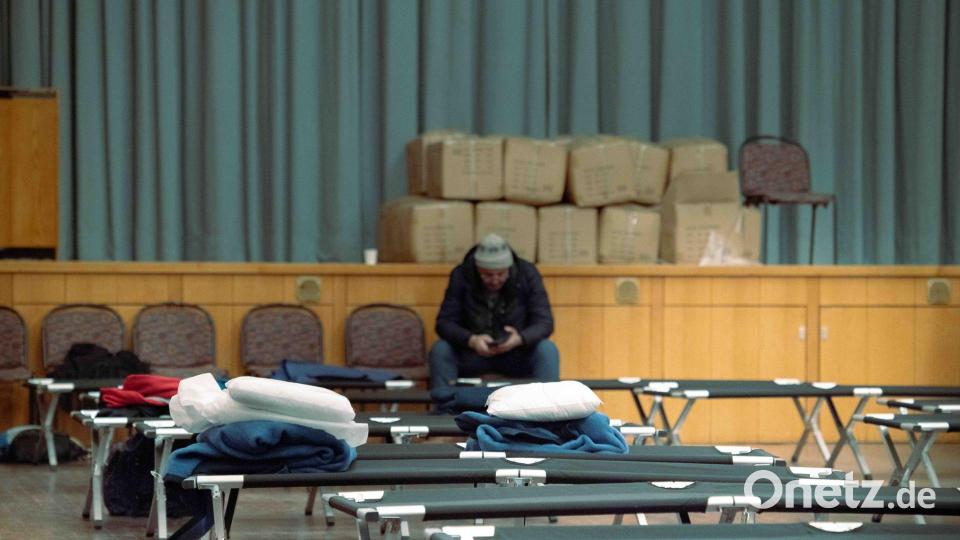 Einige wollen die Nacht trotz Kälte in der eigenen Wohnung verbringen. Bild: Carsten Koall/dpa