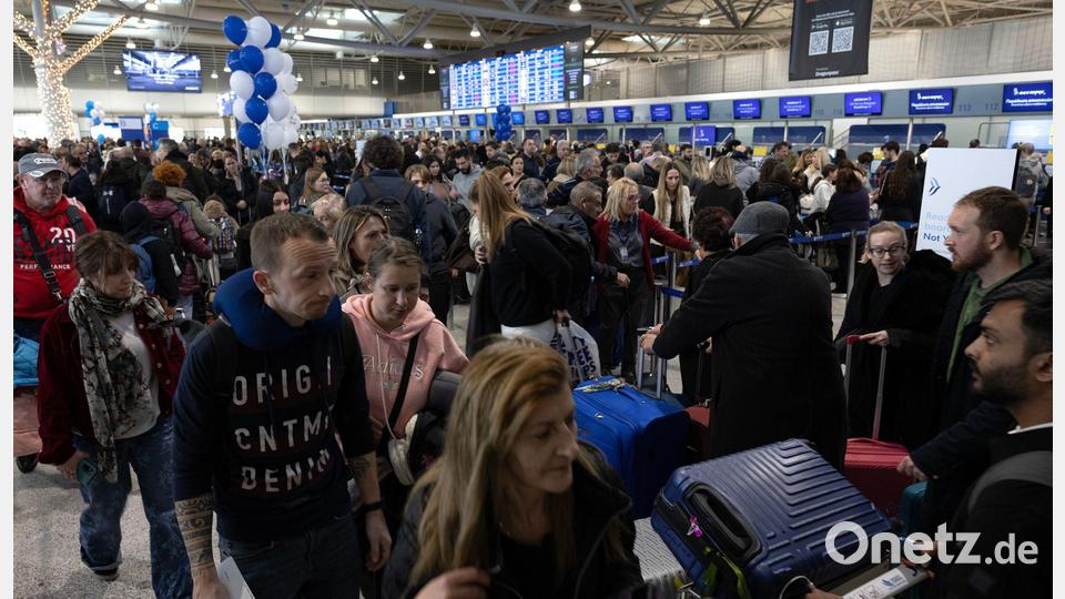 Wegen technischer Panne: Chaos an sämtlichen griechischen Flughäfen. Bild: Yorgos Karahalis/AP/dpa