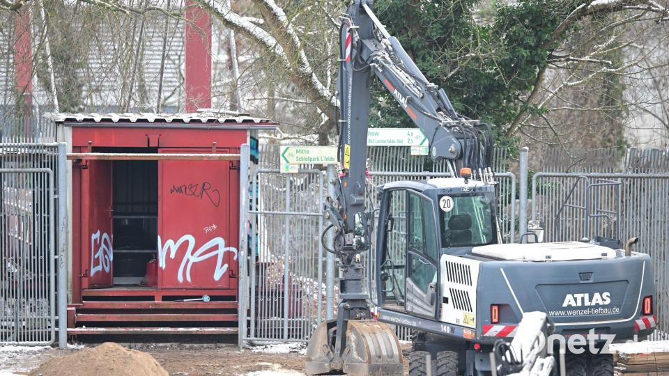 Fieberhaft arbeiten Fachleute daran, die Stromversorgung wieder herzustellen. Bild: Sebastian Christoph Gollnow/dpa