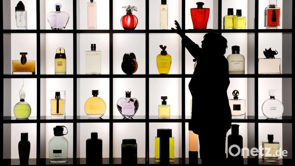 Parfum-Layering ist ein wachsender Trend in der Beauty-Szene. (Symbolbild) Bild: Julian Stratenschulte/dpa