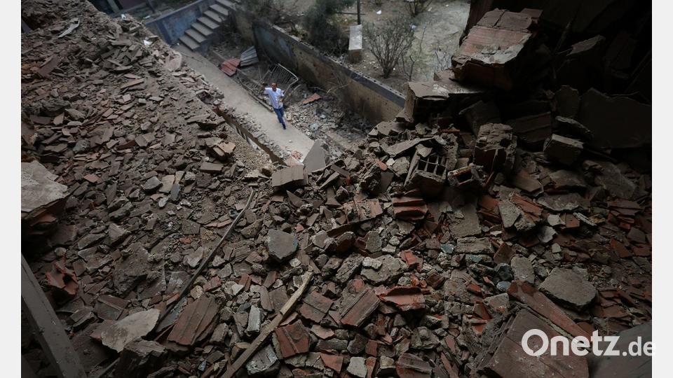 Ein Mann schaut sich die Schäden an einem Apartmentgebäude an, das bei der Bombardierung durch die Vereinigten Staaten in Venezuela zerstört wurde. US-Streitkräfte haben am Samstag Venezuela angegriffen und Staatschef Maduro gefangengenommen. Bild: Javier Campos/dpa