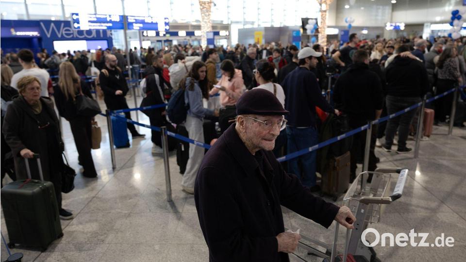 Das technische Problem erwischte die griechischen Airports mitten in der Urlaubszeit. Bild: Yorgos Karahalis/AP/dpa