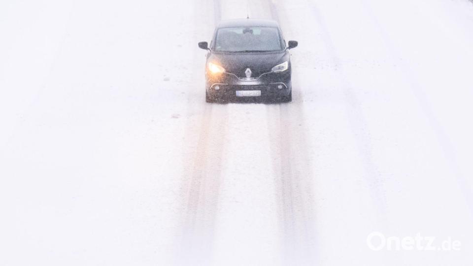 Schneebedeckte Fahrbahnen sorgen vielerorts für rutschige Verhältnisse. Bild: Julian Stratenschulte/dpa