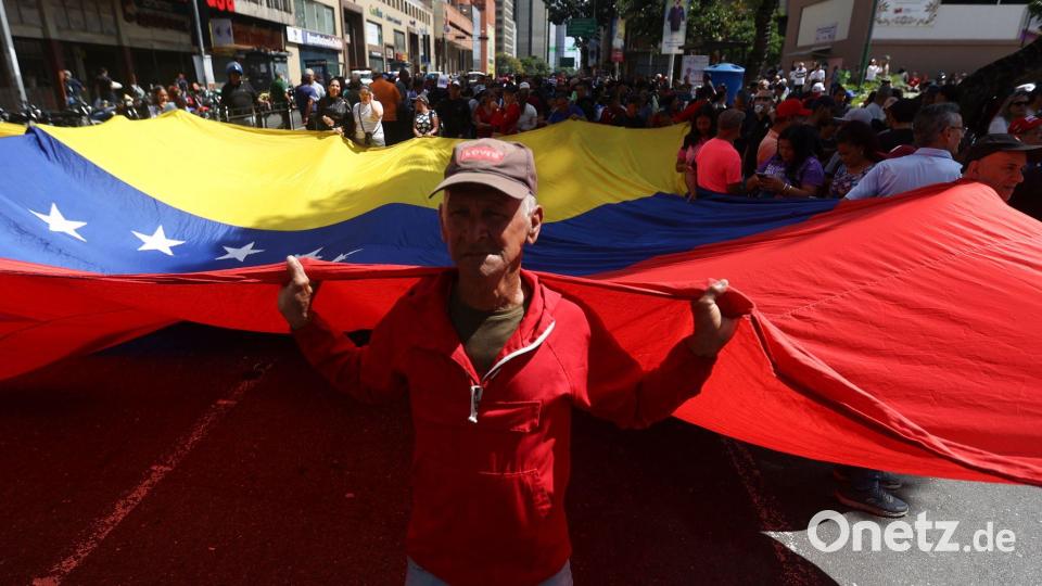 Anhänger des venezolanischen Staatschefs Maduro versammeln sich in der Stadtmitte und protestieren, nachdem US-Präsident Trump bekannt gegeben hat, dass der venezolanische Präsident gefangen genommen und aus dem Land ausgeflogen wurde. Bild: Jeampier Arguinzones/dpa